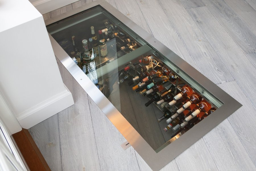 Glaslåge på specialmål til vinkælder med elegant design