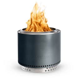 Røgfrit Solo Stove Bonfire + Stand 2.0 bålfad i Gunmetal finish med aktive flammer og rustfrit stål base.